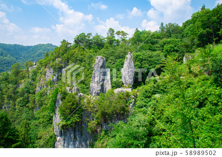並んで立つ夫婦岩　岡山県高梁市成羽町 58989502