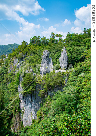 並んで立つ夫婦岩 岡山県高梁市成羽町 並んで立つ夫婦岩 岡山県高梁市成羽町 58989503