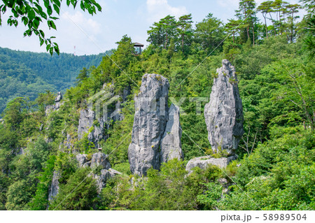 並んで立つ夫婦岩 岡山県高梁市成羽町 並んで立つ夫婦岩 岡山県高梁市成羽町 58989504