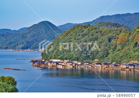 【伊根の舟屋 伊根湾舟屋群展望台より】 京都府与謝郡伊根町字平田 【伊根の舟屋 伊根湾舟屋群展望台より】 京都府与謝郡伊根町字平田 58990057