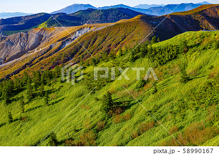 芳ヶ平湿原と白根山 日本国道標高最高地点からの写真素材