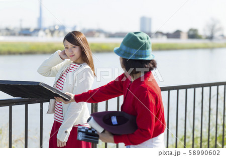 撮影　ロケ現場イメージ　レフ板 58990602