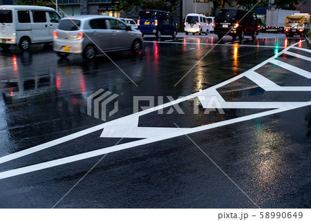 濡れた路面 夕刻の交差点風景 東京 靖国通り b-2 濡れた路面 夕刻の交差点風景 東京 靖国通り b-2 58990649