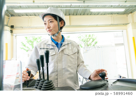 フォークリフト 倉庫 女性作業員 物流 ビジネスイメージ フォークリフト 倉庫 女性作業員 物流 ビジネスイメージ 58991460