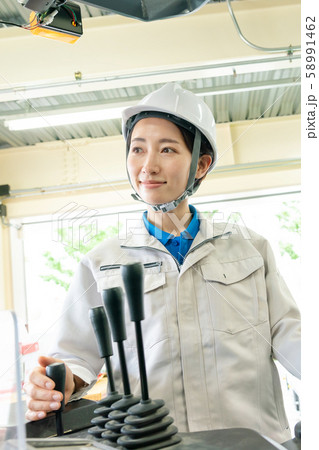 フォークリフト 倉庫 女性作業員 物流 ビジネスイメージ フォークリフト 倉庫 女性作業員 物流 ビジネスイメージ 58991462