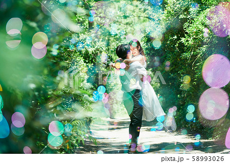 ウェディング　カップル　シャボン玉 58993026