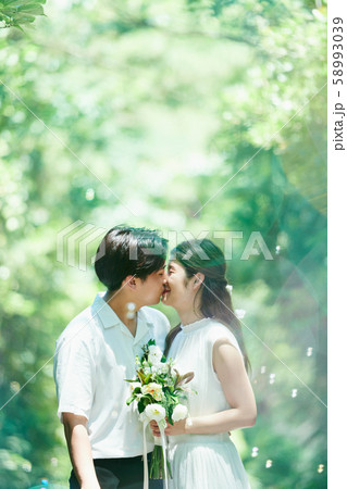 ウェディング　カップル　キス 58993039