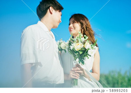 ウェディング カップル 見つめ合う ウェディング カップル 見つめ合う 58993203