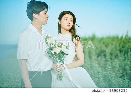 ウェディング カップル 花畑 ウェディング カップル 花畑 58993235