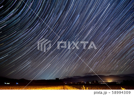 星の軌跡 東の空 スタートレイルの写真素材