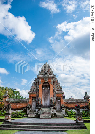 バリ島　世界遺産　タマンアユン寺院の門　中庭 58994370