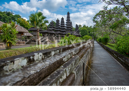 バリ島 世界遺産 タマンアユン寺院の門 メル 石の塔 バリ島 世界遺産 タマンアユン寺院の門 メル 石の塔 58994440