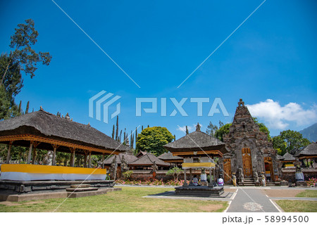 インドネシア　バリ島　ウルン・ダヌ・ブラタン寺院の境内 58994500