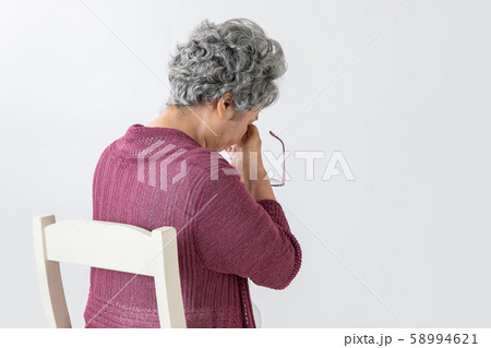 目が不調の高齢者の後ろ姿 58994621