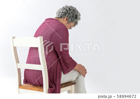 膝を痛がる高齢者の後ろ姿 58994672