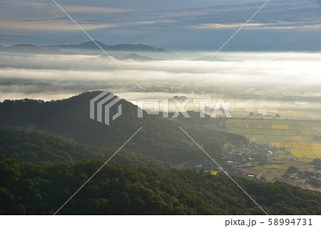 雲海と大小山 大小山山頂付近から東方面、西場富士と遠く雲海の向こう晃石山方面を見る 雲海と大小山 大小山山頂付近から東方面、西場富士と遠く雲海の向こう晃石山方面を見る 58994731