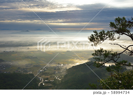 雲海と大小山　大小山山頂付近から東に広がる田園地帯と遠く三毳山、筑波山方面を見る 58994734