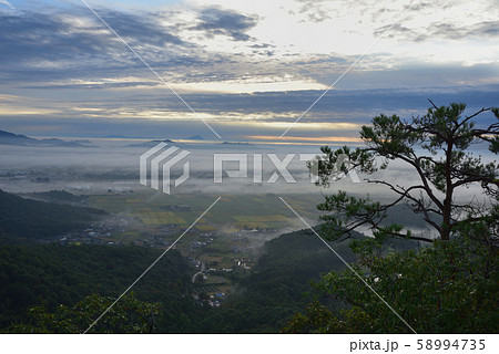 雲海と大小山　大小山山頂付近から東に広がる田園地帯と遠く三毳山、筑波山方面を見る 58994735