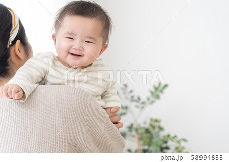 赤ちゃん　育児 58994833
