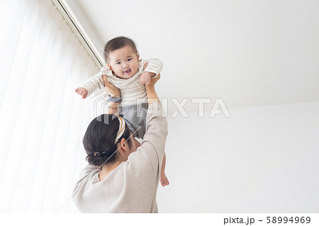 赤ちゃん 育児 赤ちゃん 育児 58994969