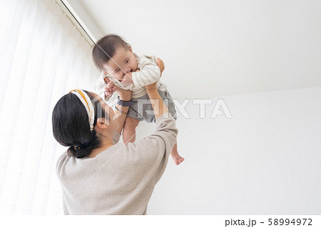 赤ちゃん 育児 赤ちゃん 育児 58994972