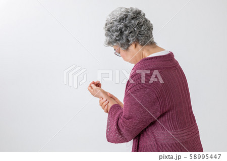 手首が痛い高齢者の女性 58995447