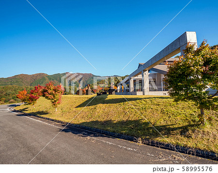 島根県 おろちループと紅葉 鉄の彫刻美術館前 島根県 おろちループと紅葉 鉄の彫刻美術館前 58995576