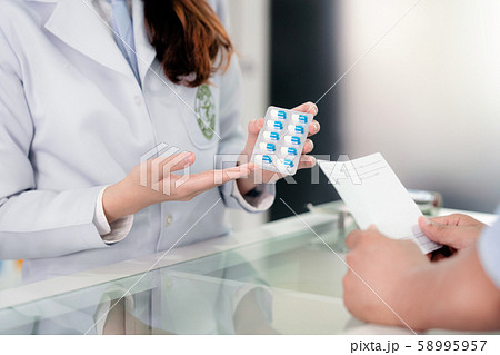 Specialist explain about how to use a drug capsule 58995957