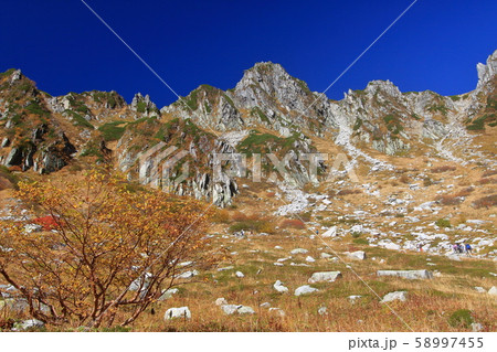 晩秋の中央アルプス千畳敷と宝剣岳 58997455