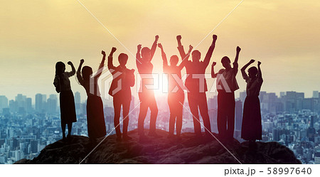 喜ぶ人々 58997640