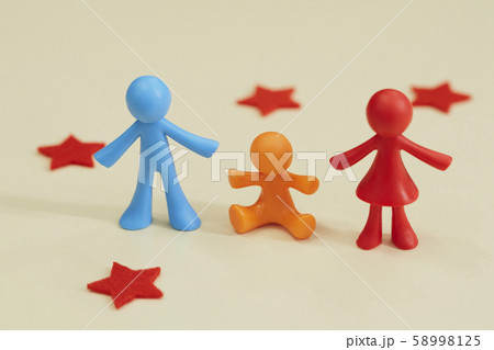 カラフルな人形のカップル 58998125