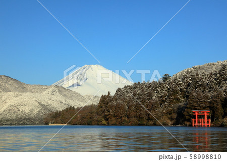富士山　雪景色　芦ノ湖　鳥居 58998810