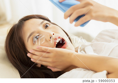 女性　ライフスタイル　睡眠 59000353