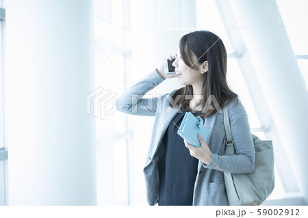 スマホで通話する女性 スマホで通話する女性 59002912