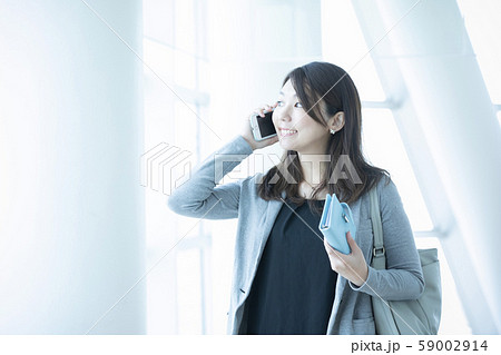 スマホで通話する女性 スマホで通話する女性 59002914
