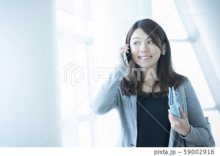 スマホで通話する女性 スマホで通話する女性 59002916