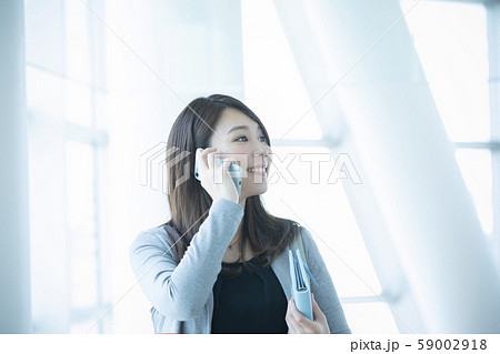 スマホで通話する女性 スマホで通話する女性 59002918