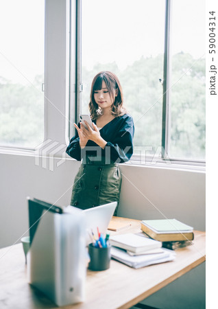 女性　ビジネス　スマホ 59004314