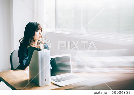 女性　ビジネス　ポートレート 
 59004352