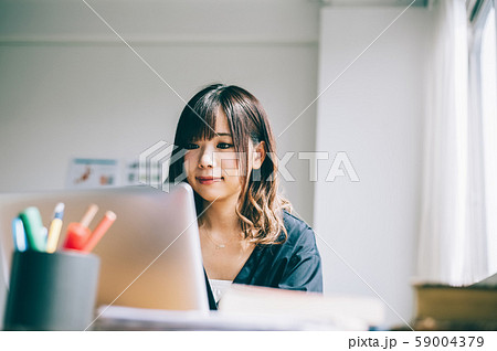 女性　ビジネス　ポートレート 
 59004379