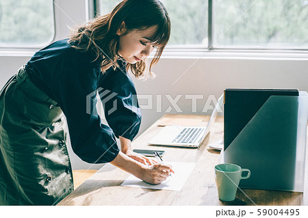 女性　ビジネス　ポートレート 
 59004495