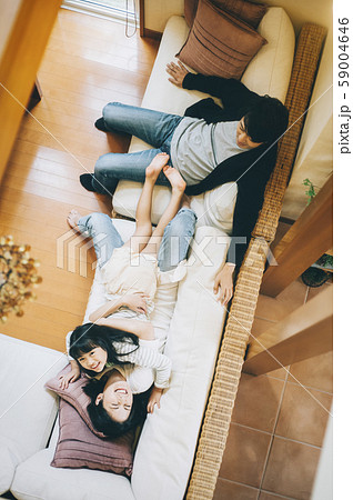 家族　ライフスタイル　団らん 59004646