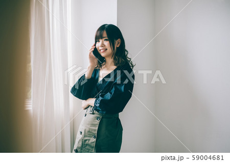 女性　ビジネス　スマホ 59004681