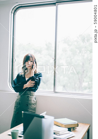 女性　ビジネス　スマホ 59004801