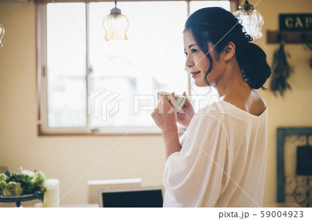 女性　ライフスタイル　ティータイム 59004923