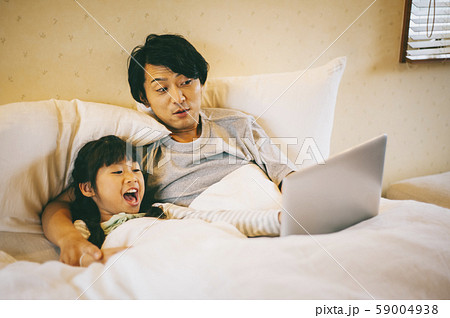 家族　ライフスタイル　団らん 59004938