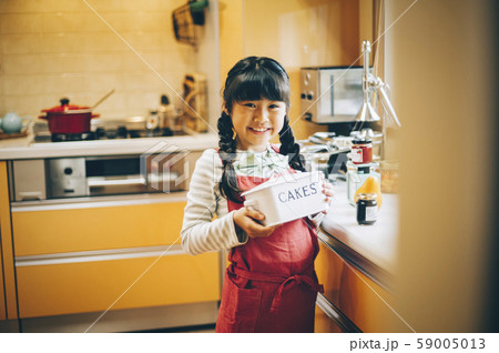 子供　女の子　お手伝い 59005013
