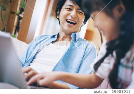 親子　ライフスタイル　団らん 59005015