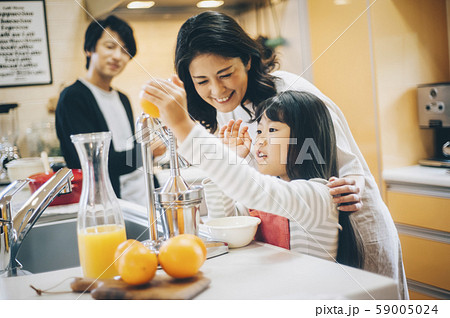 親子　女の子　お手伝い 59005024