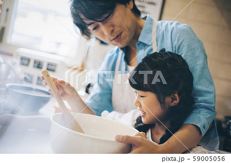 親子 女の子 お手伝い 親子 女の子 お手伝い 59005056